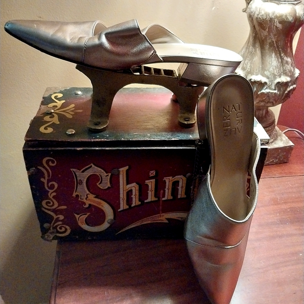 Naturalizer Comfort..gold leather. Small 1 inch heeled mules.